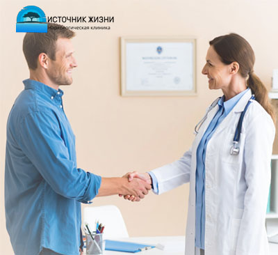 Пациент благодарит врача за успешное лечение